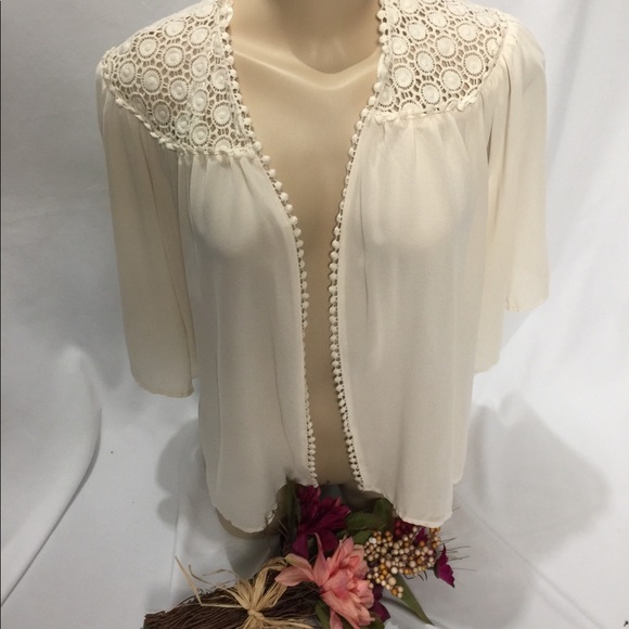 Monteau Sweaters - 🎈Cream shell polyester/crochet Size M ❤️Preloved